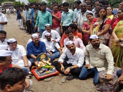 Nationalist Congress Party in Thane, Mahapati in Bappa's pole | ठाण्यात राष्ट्रवादी कॉंग्रेसने केली बाप्पाची खड्ड्यामध्ये महाआरती