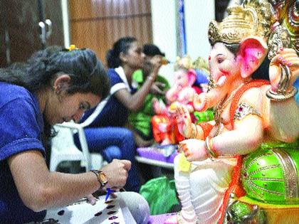 Bappa is dressed in artificial ornaments | कृत्रिम आभूषणांनी सजताहेत बाप्पा