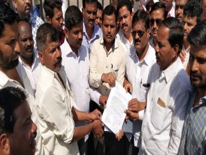 forecly action by baramati public for police beaten to CRPF jawan case | सीआरपीएफच्या जवानाला पोलिसांकडून करण्यात आलेल्या मारहाणीचे बारामतीत तीव्र पडसाद  