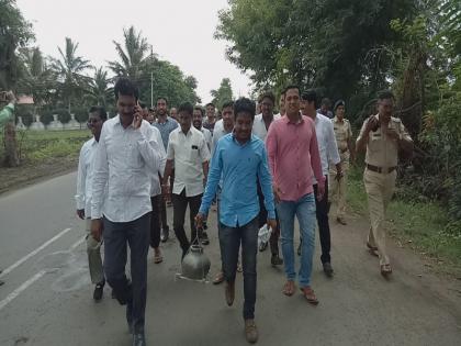 The funeral of the Chief Minister's symbolic statue in Baramati taluka | बारामती तालुक्यात मुख्यमंत्र्यांच्या प्रतीकात्मक पुतळ्याची अंत्ययात्रा