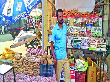 on the occasion of Eid coming dry fruits from Afghanistan, pakistan In Baramati market | पाकिस्तान, अफगाणिस्तानचा सुकामेवा ईद निमित्त बारामतीच्या बाजारात