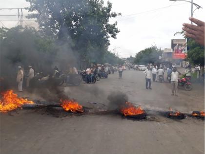 two groups stormed into a storm During a shutdown in Baramati city | बारामती शहरात बंद दरम्यान दोन गटात तुफान दगडफेक 