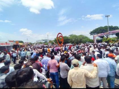 Road blockade protest after Acharya family's accident in Baramati; Demand for safe roads | बारामतीत आचार्य कुटुंबियांच्या अपघातानंतर रास्तारोको आंदोलन; सुरक्षित रस्त्यांची मागणी Road blockade protest after Acharya family's accident in Baramati; Demand for safe roads | बारामतीत आचार्य कुटुंबियांच्या अपघातानंतर रास्तारोको आंदोलन; सुरक्षित रस्त्यांची मागणी