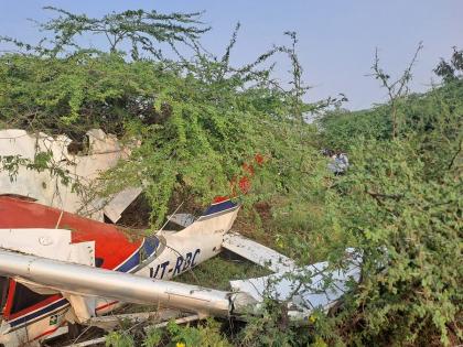 Training plane crashes in Baramati, pilot injured; Plane crash pune latest news | Baramati: बारामतीत कोसळले शिकाऊ विमान, पायलट जखमी; विमानाचा चक्काचूर