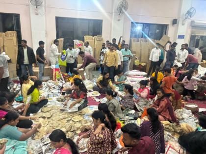 Shidori from Baramati for Maratha brothers in Mumbai; Bread, rice, peanut chutney, pickles for 10 thousand people | मुंबईतील मराठा बांधवांसाठी बारामतीतून शिदोरी; १० हजार लोकांसाठी भाकरी, ठेचा, शेंगदाणा चटणी, लोणचे Shidori from Baramati for Maratha brothers in Mumbai; Bread, rice, peanut chutney, pickles for 10 thousand people | मुंबईतील मराठा बांधवांसाठी बारामतीतून शिदोरी; १० हजार लोकांसाठी भाकरी, ठेचा, शेंगदाणा चटणी, लोणचे