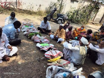 due to server down of e pos machine grain ration shop citizens are starving baramati | बारामती : ई-पॉस मशीनच्या सर्व्हर डाऊनमुळे रेशन दुकानात धान्य असून नागरिक उपाशी