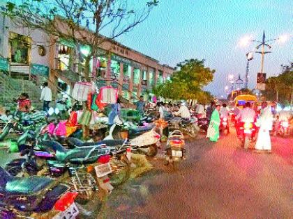 Hurdles race from Bhigavana Chowk to Indapur Chowk | भिगवण चौक ते इंदापूर चौकापर्यंत अडथळ्यांची शर्यत