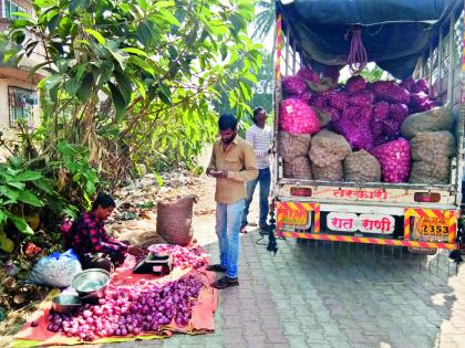 Cheap onion of Baramati for sale in Ratnagiri | बारामतीचा स्वस्त कांदा विक्रीसाठी रत्नागिरीत