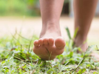 walking barefoot benefits and disadvantages | अनवाणी चालण्याचे आहेत अनेक फायदे! पण तुम्हाला माहित नसतील असे गंभीर तोटेही...