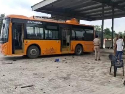 Bareilly electric bus blast | Big explosion in electric bus during charging, one dead and two seriously injured | चार्जिंगदरम्यान इलेक्ट्रिक बसमध्ये मोठा स्फोट, एकाचा मृत्यू तर दोघे गंभीर जखमी