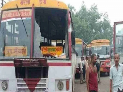 UP roadways bus started without driver, rucks among passengers | ऐकावं ते नवलंच! चालकाशिवाय धावाली बस; हॉटेलमध्ये घुसली, प्रवाशांमध्ये एकच गोंधळ