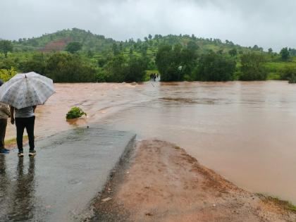 Heavy rain in Kolhapur district; Outside the Kasari river basin, the bridge connecting Barki village under water | कोल्हापूर जिल्ह्यात जोरदार पाऊस; कासारी नदी पात्राबाहेर, बर्की गावाला जोडणारा पूल पाण्याखाली 