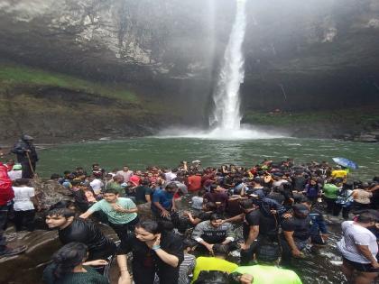 Tourists throng Barki Falls for monsoon tourism in Shahuwadi Taluka Kolhapur | Kolhapur- बर्की धबधब्यावर पर्यटकांची गर्दी, गावाला जत्रेचे स्वरूप 