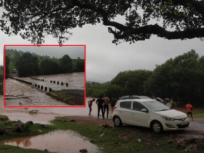 Heavy rains submerged Berki dam kolhapur district, Tourists stranded on the way to the waterfall | कोल्हापूर: मुसळधार पावसामुळे बर्की बंधारा पाण्याखाली, धबधब्याकडे गेलेले पर्यटक अडकले