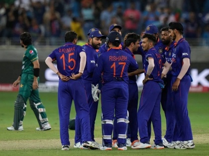 Barmy Army claims Ashes series 'bigger than India vs Pakistan' After ind vs pak match  | IND vs PAK: भारत विरूद्ध पाकिस्तानपेक्षा ॲशेस मालिका मोठी, इंग्लंडच्या बार्मी आर्मीचा नेटकऱ्यांनी घेतला समाचार