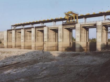 More than half barreges of Washim district dry | वाशिम जिल्ह्यातील निम्म्याहून अधिक बॅरेज कोरडे