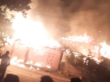 Sparks from rockets on the hotel in the barshi caused a huge fire | बार्शीत हॉटेलवर रॉकेटच्या ठिणग्या पडून भीषण आग