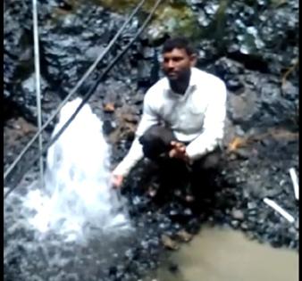 Above .. 40 ft. Eight inch water springs in the well | अबब.. ४० फूट विहिरीत आठ इंच पाण्याचे फवारे