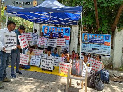 "Will we give fellowship when we die?" Death speech of research students on 'Barty' | "आम्ही मेल्यावर फेलाेशिप देणार का?" ‘बार्टी’समाेर संशाेधक विद्यार्थ्यांचे आमरण उपाेषण