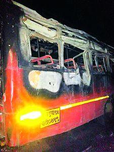 Students lock up due to shutting buses | मुक्कामी मांडळ बस बंद केल्याने विद्यार्थ्यांचे हाल