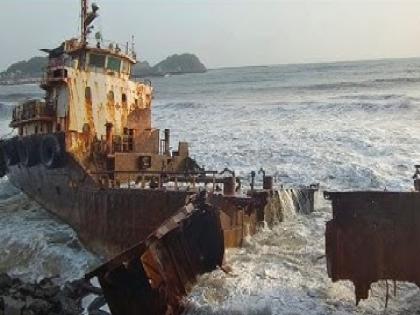 Basra Star ship finally breaks into two pieces stranded on rocks for five years after being lost in a cyclone | Ratnagiri: बसरा स्टार जहाजाचे अखेर दोन तुकडे, चक्रीवादळात भरकटून तब्बल पाच वर्षे अडकले होते खडकात Basra Star ship finally breaks into two pieces stranded on rocks for five years after being lost in a cyclone | Ratnagiri: बसरा स्टार जहाजाचे अखेर दोन तुकडे, चक्रीवादळात भरकटून तब्बल पाच वर्षे अडकले होते खडकात