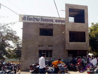 Due to inadequate capacity, the examination center has changed on time; There was a flurry of candidates in the Basmat | अपूरी क्षमता असल्याने ऐनवेळी बदलले परीक्षा केंद्र; वसमतमध्ये परीक्षार्थींची उडाली तारांबळ