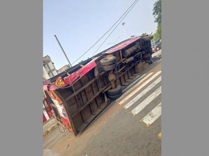 Nagpur | ST bus overturns due to collision with container, one injured | Nagpur | कंटेनरच्या धडकेत एसटी बस पलटी, एक जखमी