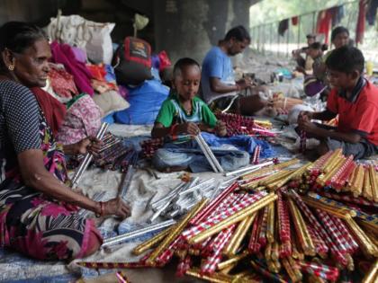 In Mumbai's Dandiya, the transit tributaries of Malinagar, discovered and the way of self esteem | मुंबईच्या दांडियात माळीनगरातील पारध्यांच्या टिपऱ्या, शोधला आत्मसन्मानाचा मार्ग