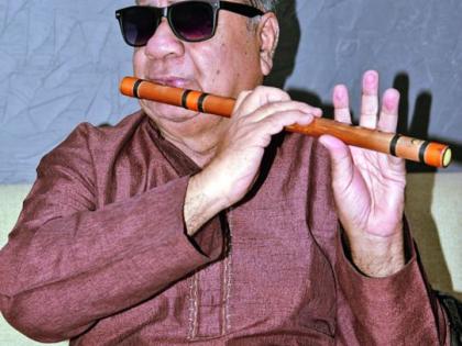 Blind Ramesh sows the tunes of life through pipe | अंध रमेश बासरीतून पेरतात जीवनाचे सूर