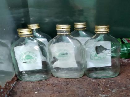 liquor bottles found at water supply station; video went viral | पाणीपुरवठा केंद्रावर दारूच्या बाटल्या आढळल्याने खळबळ; व्हिडिओ व्हायरल