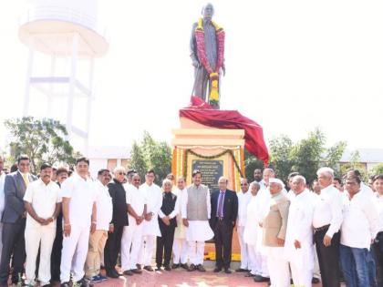 Strengthening of local body institutions with decentralization of power: K.Batesingh Raghuvanshi statue unveiled at Nandurbar | सत्तेच्या विकेंद्रीकरणासह स्थानिक स्वराज्य संस्था बळकट करा : नंदुरबारात कै.बटेसिंह रघुवंशी पुतळा अनावरण