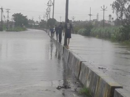 There is a possibility of water coming on the Pune-Bangalore National Highway | पुणे-बंगळुरू राष्ट्रीय महामार्गावर पाणी येण्याची शक्यता, शिये-कसबा बावडा रस्त्यावर पाणी आल्याने वाहतूक बंद