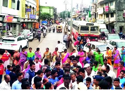 Stop the path for water in the bassoon, women on both sides prevented traffic for one and a half hours; | कसबा बावड्यात पाण्यासाठी रास्ता रोको, दोन्ही बाजूला महिलांनी दीड तास वाहतूक रोखली;