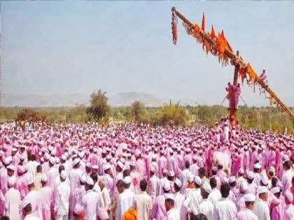 The Bagad Yatra at Bawadhan in Satara was celebrated with great enthusiasm on Tuesday | 'बावधनचं बगाडं' काशीनाथाचं चांगभलंच्या गजरात उत्साहात, यात्रेत उधळला बैल