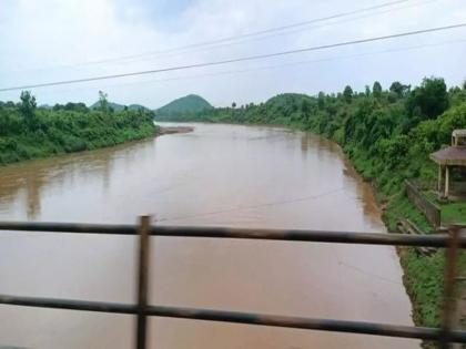 Unseasonal rains uprooted trees in East Vidarbha; Rivers and streams living in Kaerdethak | पूर्व विदर्भात अवकाळीच्या अतिवृष्टीने झाेडपले; काेरडेठाक राहणारे नदी-नाले तुडूंब