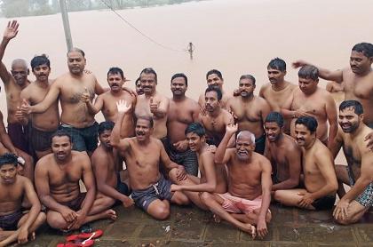 In Kolhapur, 19 youths experience the thrill of swimming | कोल्हापुरात १९ तरूणांनी अनुभवला पुरात पोहण्याचा थरार