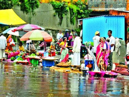 Heavy rains lashed in the evening | सायंकाळी मुसळधार पावसाने झोडपले