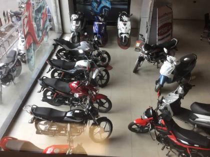 Booking of 700 four-wheelers and 2500 two-wheelers in Solapur, | सोलापुरात सातशे चारचाकी अन् २५०० दुचाकींच बुकिंग, ८० कोटींच्या उलाढालीची शक्यता