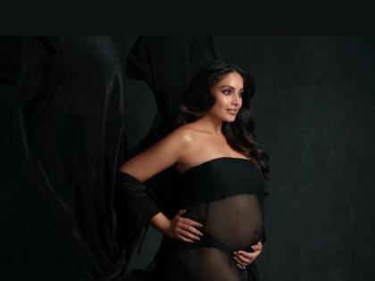 बिपाशा बासूनं फ्लॉन्ट केला बेबी बंप, ब्लॅक ट्रान्सपरेंट गाउनमधील शेअर केले फोटो