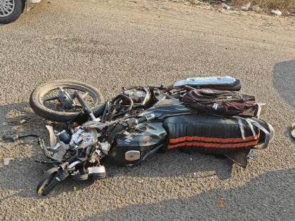 accident Two on a two-wheeler died in a collision with a tanker | वाटसरूला लिफ्ट दिली, पण जीवनप्रवास अर्ध्यातच संपला; टँकरच्या धडकेत दुचाकीवरील दोघांचा मृत्यू