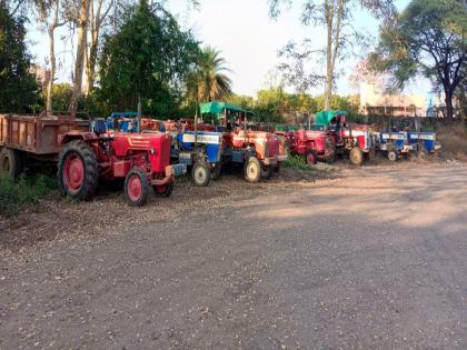 sand smuggled from Wainganga River; Crime against nine, 10 tractors seized | वैनगंगा पात्रात रेती चाेरी; नऊ जणांवर गुन्हा, १० ट्रॅक्टर जप्त