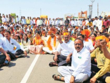 First login reservation..! Both husband and wife are protesting, blocking the road at various places across the state | आधी लगीन आरक्षणाचं..! नवरा-नवरीही आंदोलनात, राज्यभरात ठिकठिकाणी रास्ता रोको