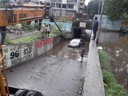 The car got stuck in stagnant water in the subway, out with the help of a crane badalapur | सबवेमध्ये साचलेल्या पाण्यात गाडी अडकली, क्रेनच्या सहाय्याने बाहेर