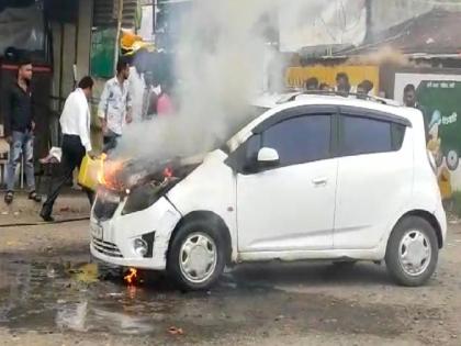 A parked car caught fire in the parking lot of Vani Municipality | वणी पालिकेच्या पार्किंगमध्ये उभी कार पेटली