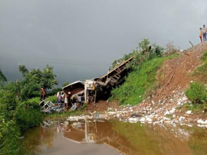 Trailer overturned at Kotambi Ghat; The driver died on the spot | कोटंबी घाटात ट्रेलर उलटला; चालकाचा जागीच मृत्यु     