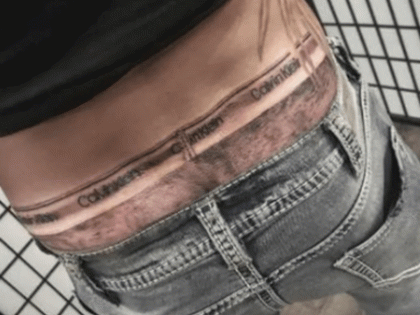 Man got a tattoo like underwear made on the waist | आता बोला! व्यक्तीने कंबरेवर काढला अंडरविअरसारखा टॅटू, बघून अवाक् झाले लोक