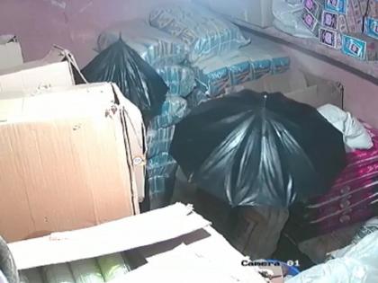 video: Thieves smart work; Theft by opening the umbrella so that it does not appear on CCTV | video : चोरट्यांनी लढवली शक्कल न्यारी; सीसीटीव्हीत दिसू नये म्हणून छत्री उघडून केली चोरी