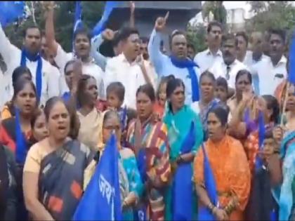 If the arch is not built within 10 days, again intense agitation, Ambedkari community march from the welcome arch of Bedg village to the collector office | दहा दिवसांत कमान न बांधल्यास पुन्हा तीव्र आंदोलन, बेडगप्रश्नी आंबेडकरी समाजाचा जिल्हाधिकारी कार्यालयावर मोर्चा