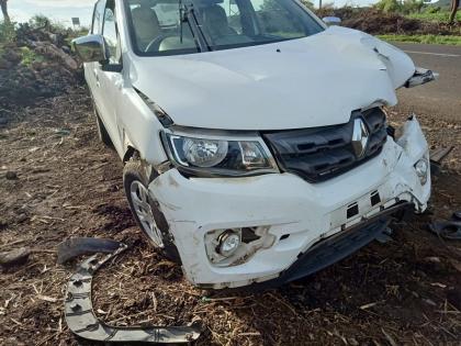 Amalner's police and medical officer's car crashed; both are safe | अंमळनेरच्या पोलीस व वैद्यकीय अधिकाऱ्यांच्या कारला अपघात; बालंबाल बचावले