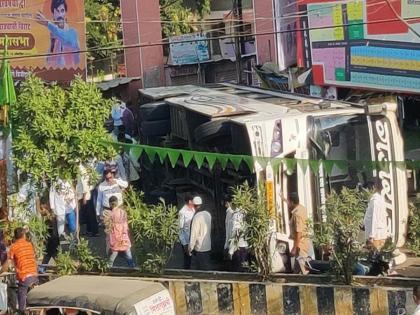 Ambajogait Ain Chowkat Travels Palti | अंबाजोगाईत ऐन चौकात ट्रॅव्हल्स पलटी; सुदैवाने जीवितहानी झाली नाही